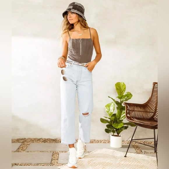 New! Levi’s Ribcage Straight Ankle Light Wash Distressed Button Fly Jeans - Picture 1 of 11